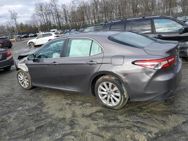 4T1B11HK1JU040174 - 2018 TOYOTA CAMRY L GRAY photo 2