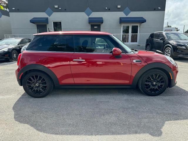 WMWXP5C50J2G63900 - 2018 MINI COOPER RED photo 12