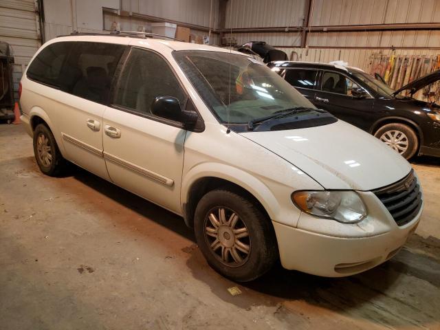 2C4GP54L05R237290 - 2005 CHRYSLER TOWN & COU WHITE photo 4