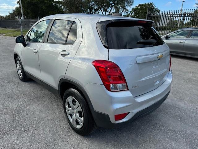 3GNCJKSB4KL177989 - 2019 CHEVROLET TRAX LS SILVER photo 2