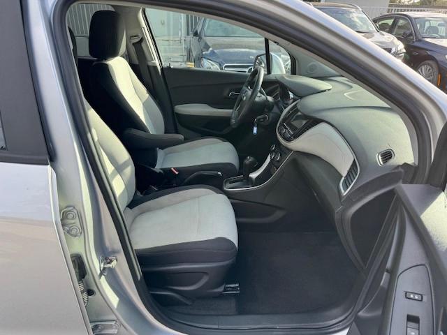 3GNCJKSB4KL177989 - 2019 CHEVROLET TRAX LS SILVER photo 7