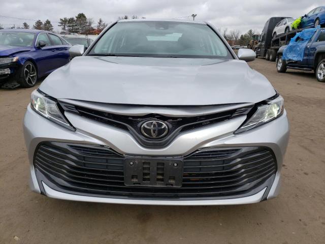 4T1B11HK5KU811334 - 2019 TOYOTA CAMRY L SILVER photo 5