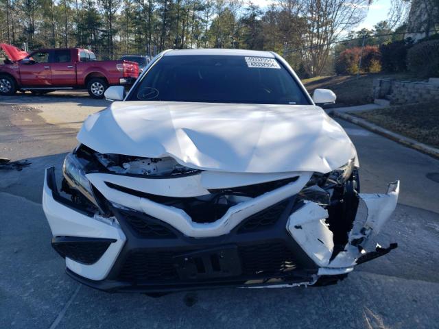 4T1G11AK2PU730475 - 2023 TOYOTA CAMRY SE NIGHT SHADE WHITE photo 5