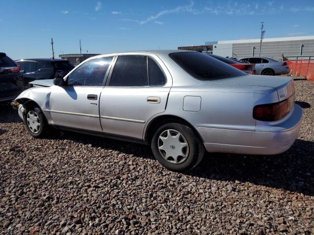 JT2BG12K4T0394625 - 1996 TOYOTA CAMRY DX SILVER photo 2