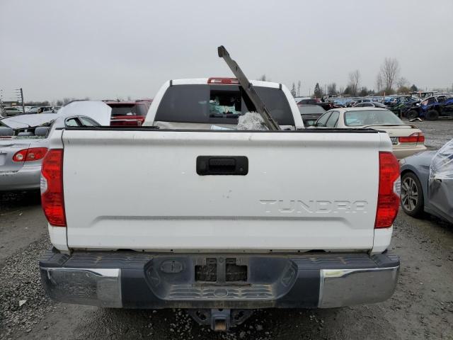 5TFUY5F17JX765951 - 2018 TOYOTA TUNDRA DOUBLE CAB SR/SR5 WHITE photo 6
