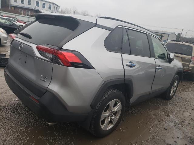 JTMP1RFV1KJ008592 - 2019 TOYOTA RAV4 XLE SILVER photo 3