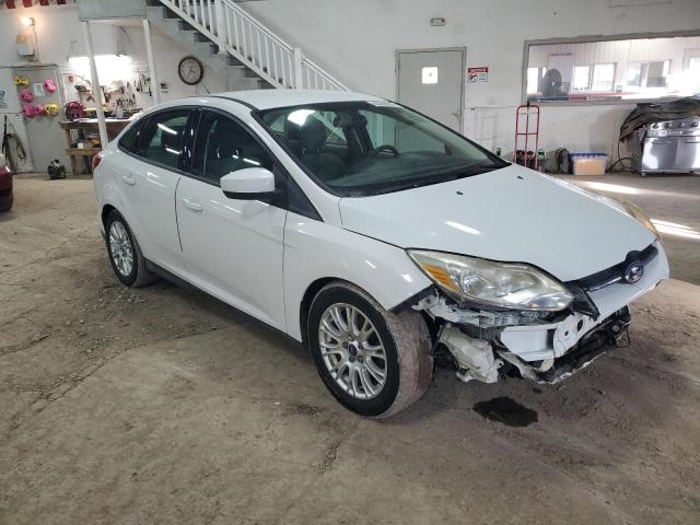 1FAHP3F2XCL333470 - 2012 FORD FOCUS SE WHITE photo 4