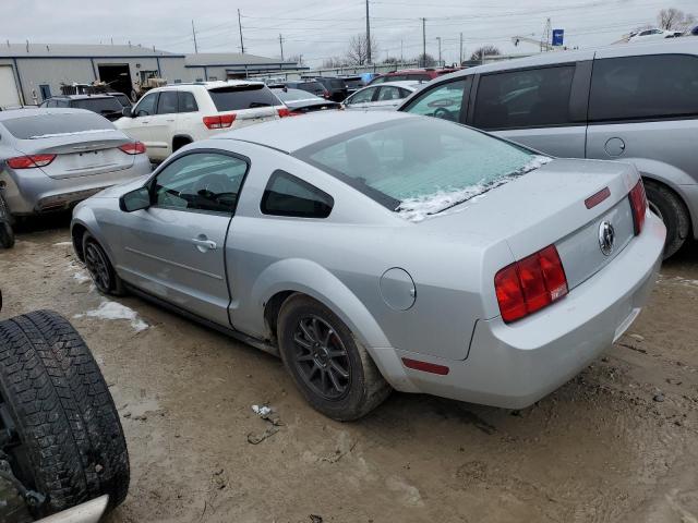 1ZVFT80N855202197 - 2005 FORD MUSTANG SILVER photo 2