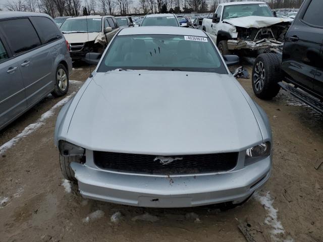1ZVFT80N855202197 - 2005 FORD MUSTANG SILVER photo 5