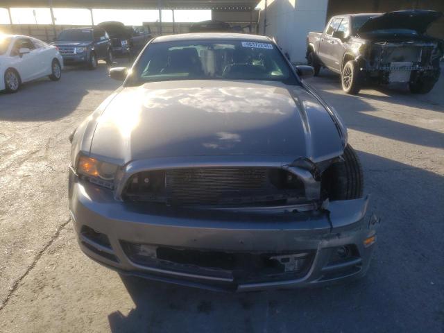 1ZVBP8AM5E5325593 - 2014 FORD MUSTANG GRAY photo 5