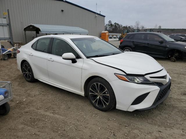 JTNB11HK5J3005000 - 2018 TOYOTA CAMRY L WHITE photo 4