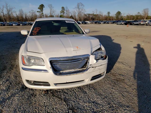 2C3CCAAG7EH164942 - 2014 CHRYSLER 300 WHITE photo 5