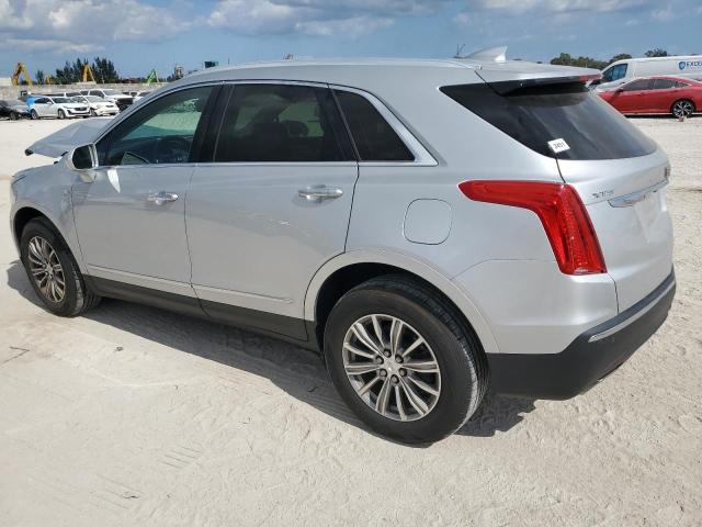 1GYKNBRS5HZ113387 - 2017 CADILLAC XT5 LUXURY SILVER photo 2