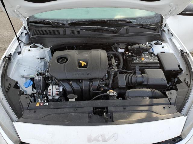 3KPF54AD6NE484033 - 2022 KIA FORTE GT LINE WHITE photo 11