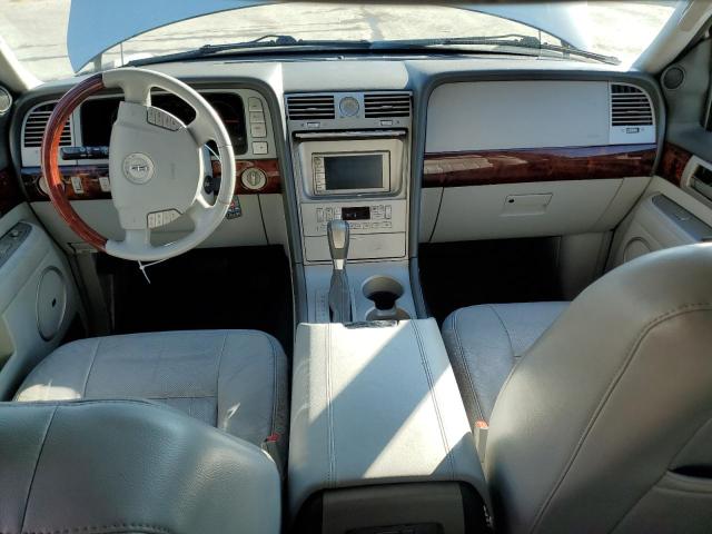5LMFU28R24LJ38276 - 2004 LINCOLN NAVIGATOR 银色 照片 8