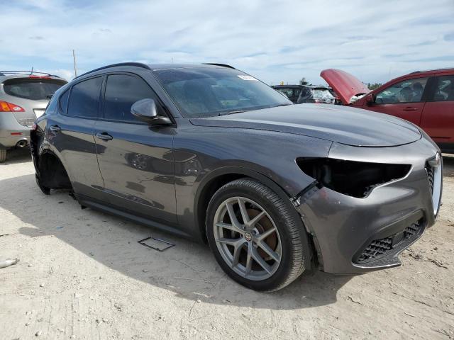 ZASFAKNN0J7B68065 - 2018 ALFA ROMEO STELVIO TI SPORT GRAY photo 4