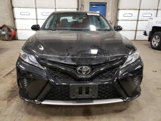 4T1BZ1HKXJU019526 - 2018 TOYOTA CAMRY XSE BLACK photo 5