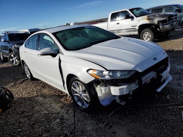 3FA6P0H75HR224597 - 2017 FORD FUSION SE WHITE photo 4