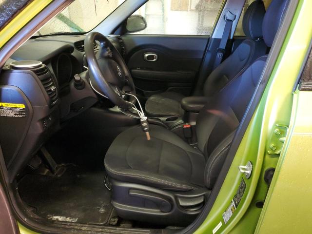 KNDJN2A26F7764372 - 2015 KIA SOUL GREEN photo 7