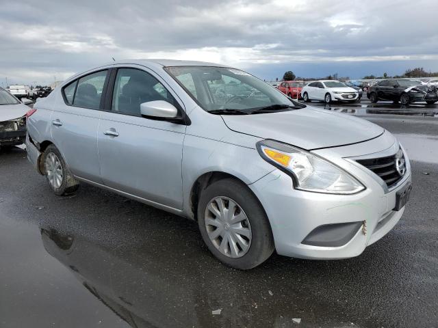 3N1CN7AP4JK402524 - 2018 NISSAN VERSA S SILVER photo 4