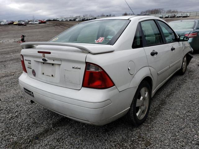 1FAFP34N75W122457 - 2005 FORD FOCUS ZX4 WHITE photo 3