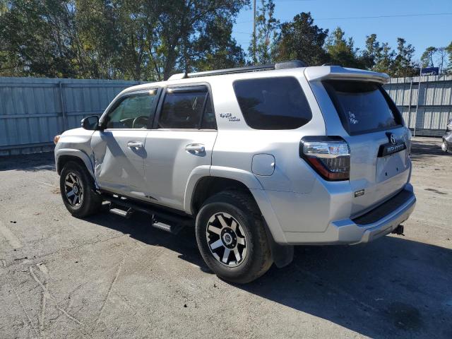 JTEBU5JR4L5803209 - 2020 TOYOTA 4RUNNER SR5/SR5 PREMIUM SILVER photo 2