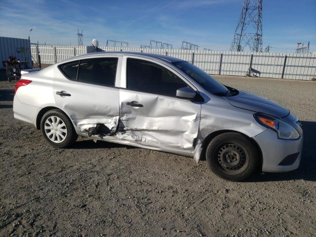 3N1CN7AP8JL804492 - 2018 NISSAN VERSA S GRAY photo 4