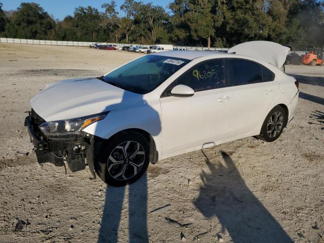 3KPF24AD0ME275409 - 2021 KIA FORTE FE WHITE photo 1