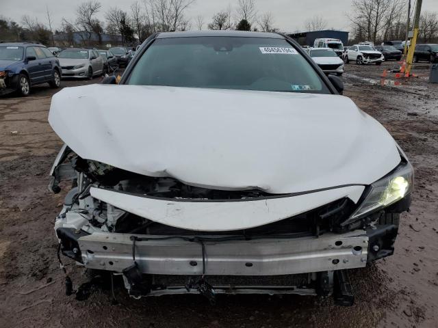 4T1B11HK3JU630361 - 2018 TOYOTA CAMRY L WHITE photo 5