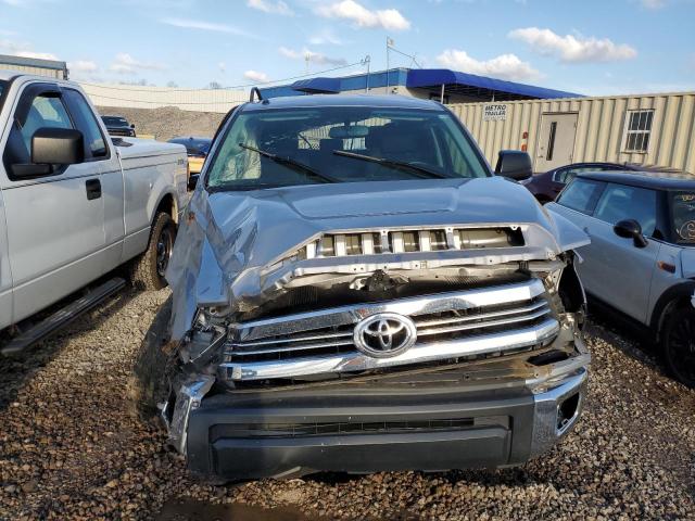 5TFRM5F16HX113995 - 2017 TOYOTA TUNDRA DOUBLE CAB SR/SR5 SILVER photo 5