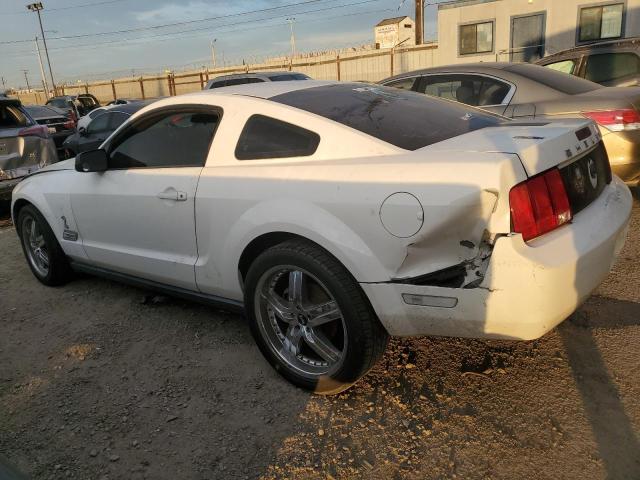 1ZVFT80N355194798 - 2005 FORD MUSTANG WHITE photo 2