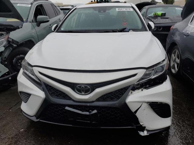 4T1B11HKXKU774457 - 2019 TOYOTA CAMRY L WHITE photo 5