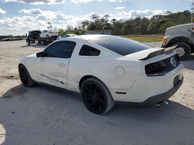 1ZVBP8AM1C5284179 - 2012 FORD MUSTANG WHITE photo 2
