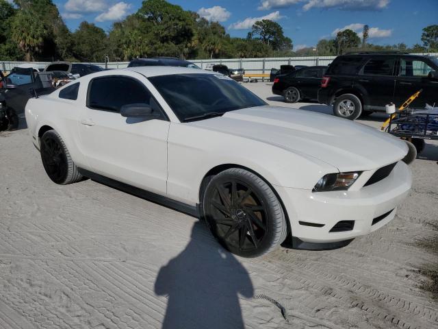 1ZVBP8AM1C5284179 - 2012 FORD MUSTANG WHITE photo 4