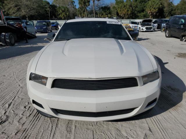 1ZVBP8AM1C5284179 - 2012 FORD MUSTANG WHITE photo 5