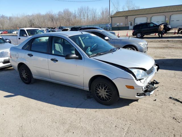 1FAHP34N67W204935 - 2007 FORD FOCUS ZX4 SILVER photo 4