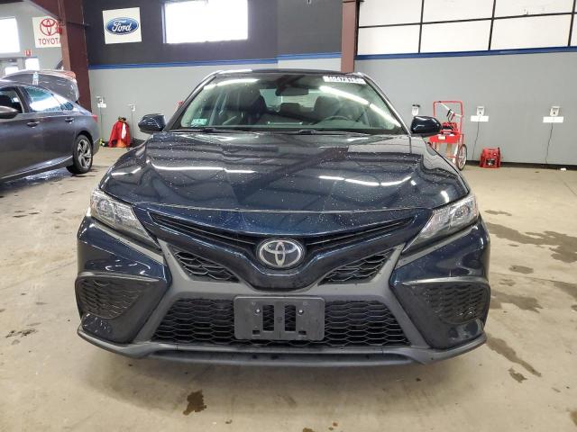 4T1G11AK0MU611867 - 2021 TOYOTA CAMRY SE BLUE photo 5