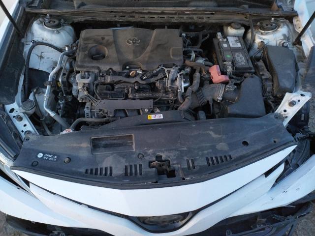 4T1B11HK5JU566470 - 2018 TOYOTA CAMRY L WHITE photo 11