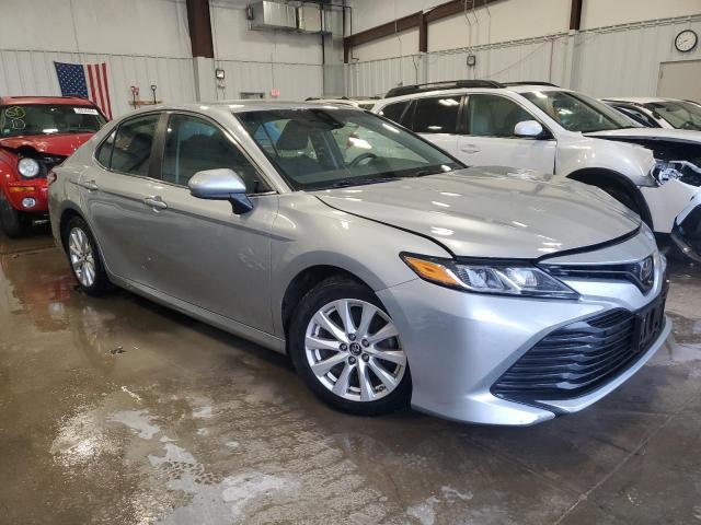 4T1B11HK2JU521437 - 2018 TOYOTA CAMRY L SILVER photo 4