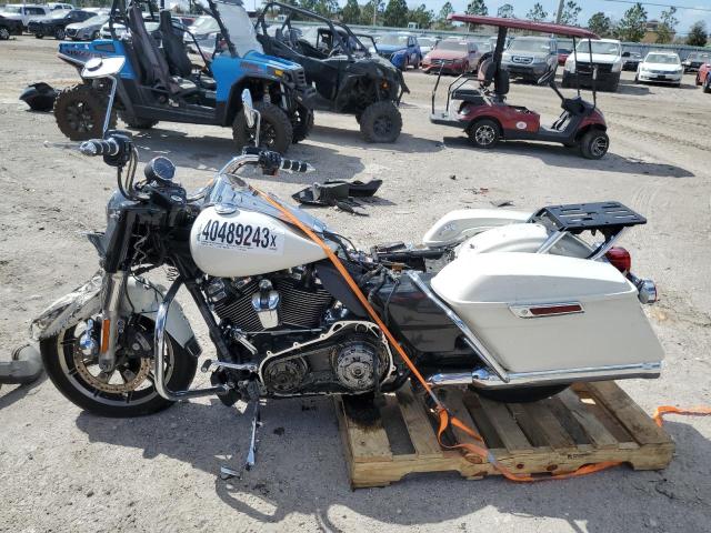 1HD1FHC10JB649985 - 2018 HARLEY-DAVIDSON FLHP POLICE ROAD KING WHITE photo 2