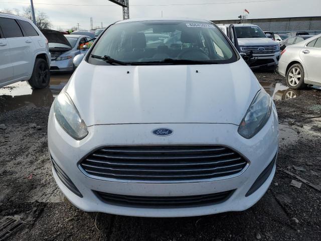 3FADP4BJ4JM121435 - 2018 FORD FIESTA SE WHITE photo 5