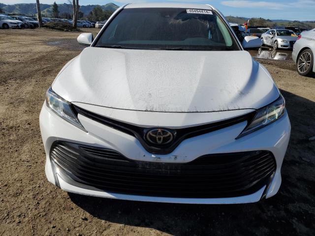 4T1B11HK8JU088495 - 2018 TOYOTA CAMRY L WHITE photo 5