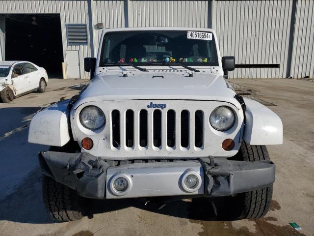 1C4BJWEG6DL653211 - 2013 JEEP WRANGLER U SAHARA WHITE photo 5