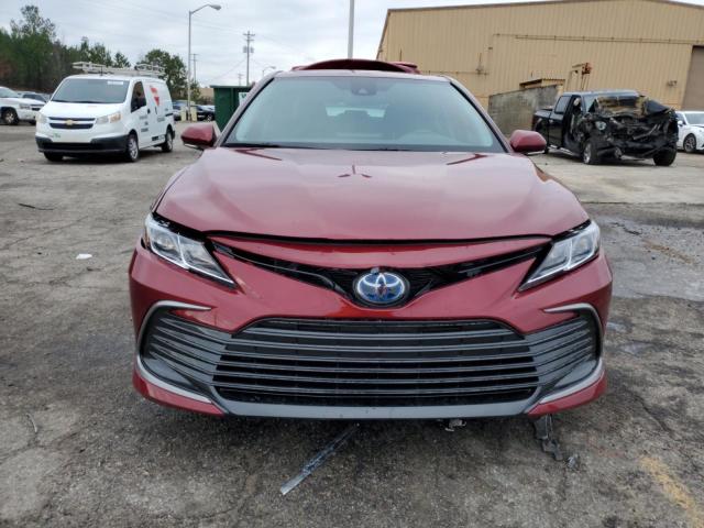 4T1H31AKXNU588615 - 2022 TOYOTA CAMRY LE RED photo 5