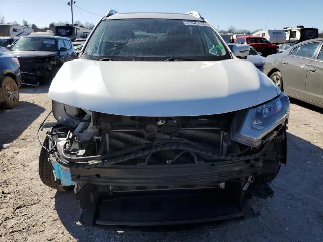 5N1AT2MVXHC744823 - 2017 NISSAN ROGUE SV WHITE photo 5