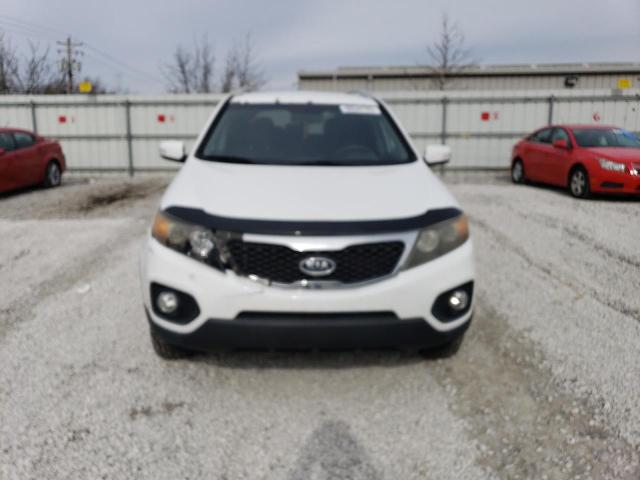 5XYKTDA13BG139437 - 2011 KIA SORENTO BASE WHITE photo 5