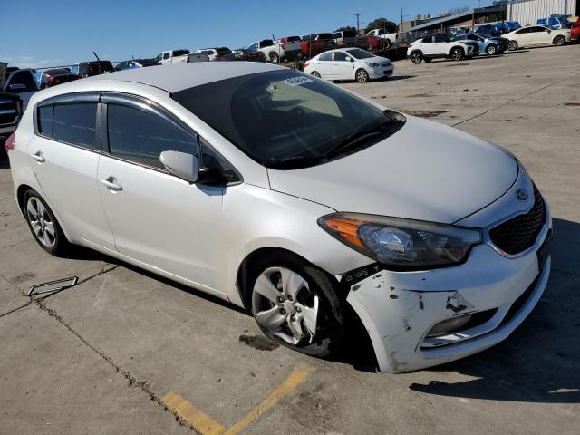 KNAFK5A81G5582058 - 2016 KIA FORTE LX WHITE photo 4