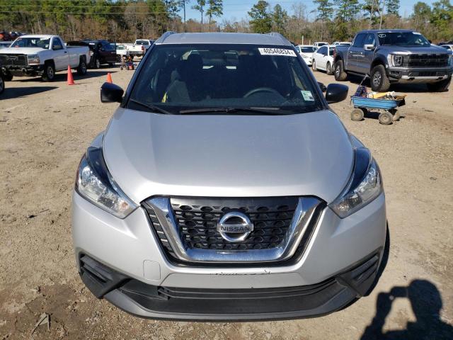 3N1CP5CU2KL548370 - 2019 NISSAN KICKS S SILVER photo 5