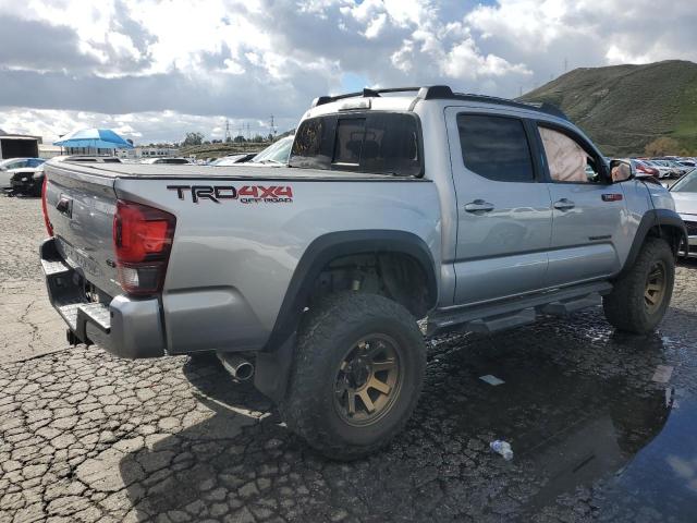 3TMCZ5AN9JM168244 - 2018 TOYOTA TACOMA DOUBLE CAB SILVER photo 3