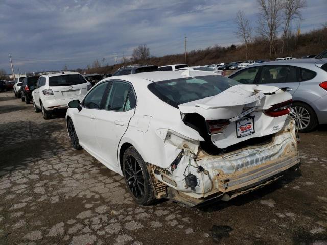 4T1G11BK2MU033933 - 2021 TOYOTA CAMRY SE WHITE photo 2